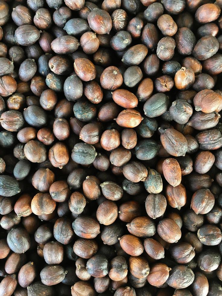 biologische Aziatische koffieboon op rieten mand. foto