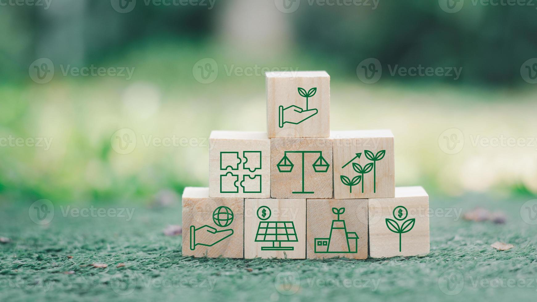 set van milieu, sociaal en bestuur esg-concept. het houten blok met dunne lijn iconen zoals duurzaam ecologisch, water en energie besparen, eerlijke mensen. foto