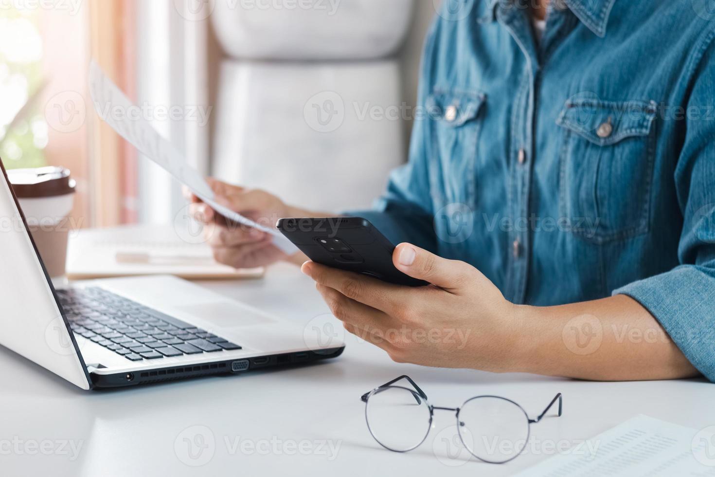 werken met mobiele telefoon typen computer mobiele chat laptop contact met ons opnemen op werkplekken, plannen van ideeën investeerders zoeken op internet, ideeën die mensen verbinden. foto