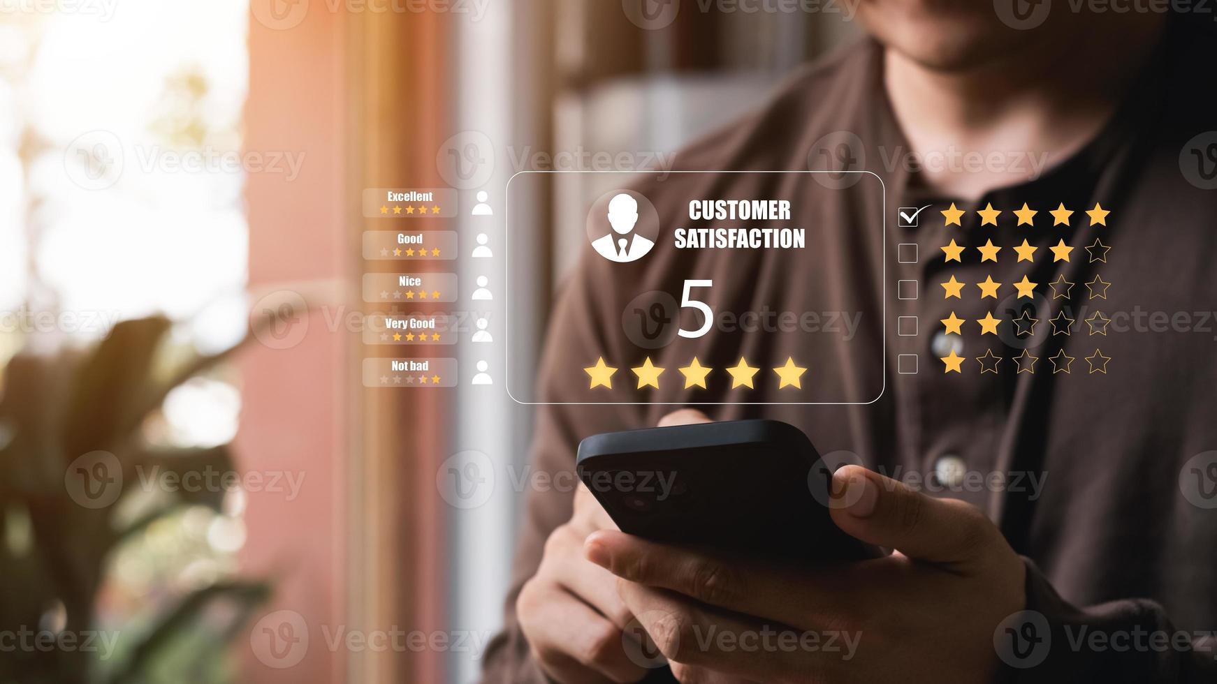 een mannelijke klant geeft een vijfsterrenbeoordeling op hun smartphone, tevredenheid, klantenservice-ervaring. service rating beoordelingen en tevredenheidsonderzoek concept. foto