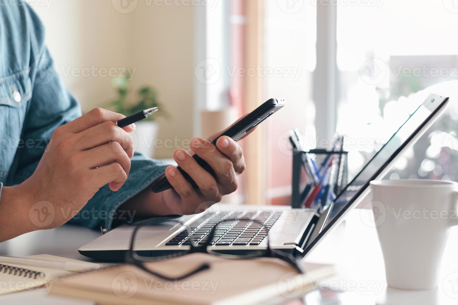 werken met mobiele telefoon typen computer mobiele chat laptop contact met ons opnemen op werkplekken, plannen van ideeën investeerders zoeken op internet, ideeën die mensen verbinden. foto