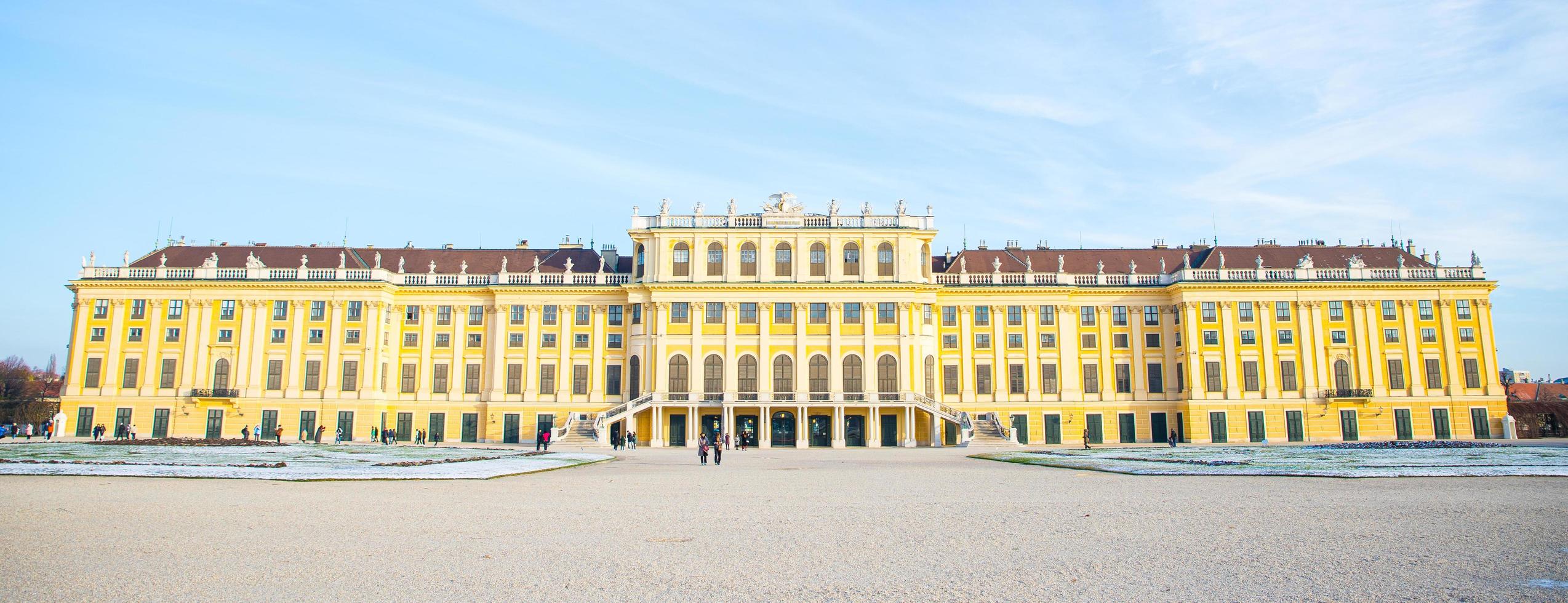 wenen, oostenrijk, 2021 - gevel van het keizerlijk paleis van schonbrunn foto