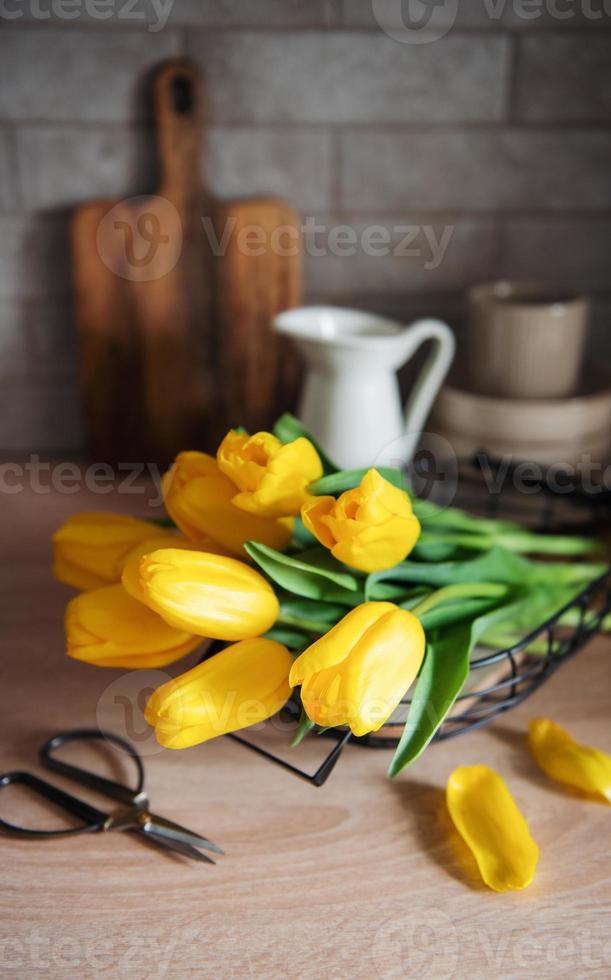 mooie tulpenbloemen op tafel in de keuken foto