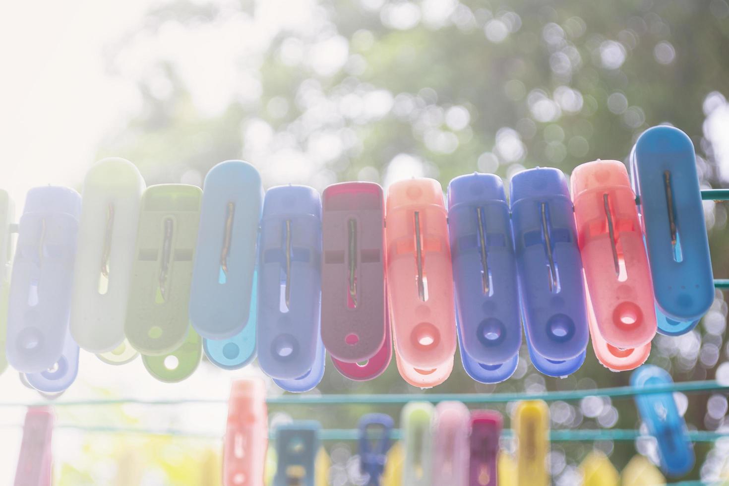 een afbeelding van zeer kleurrijke wasknijpers aan een waslijn foto