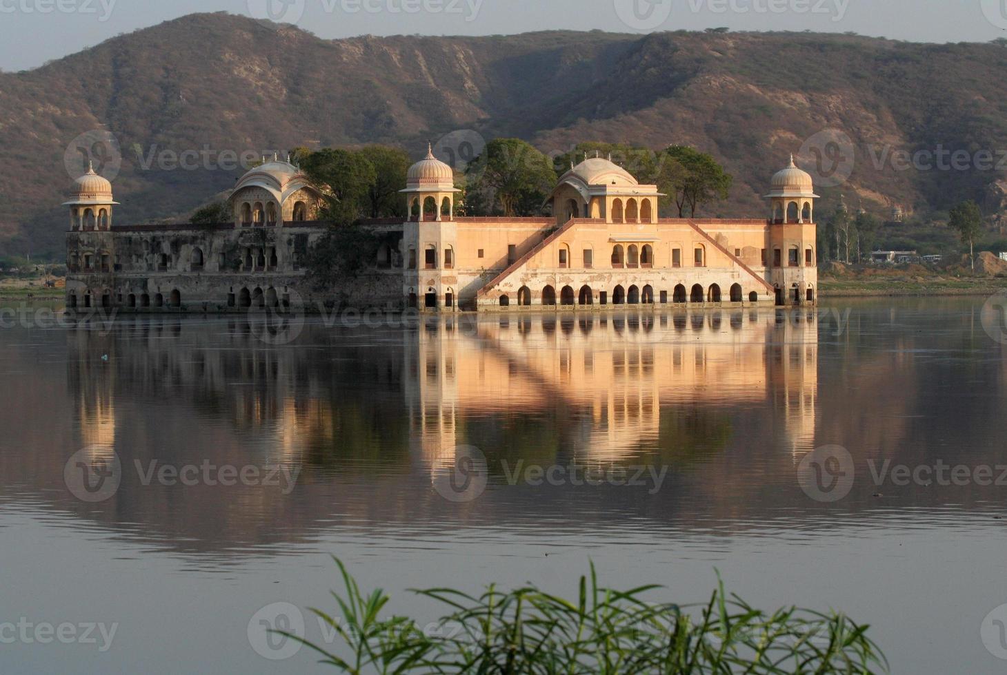 waterpaleis jaipur india water met reflecties foto