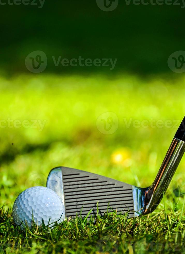 close up van golfclub contact maken met golfbal foto