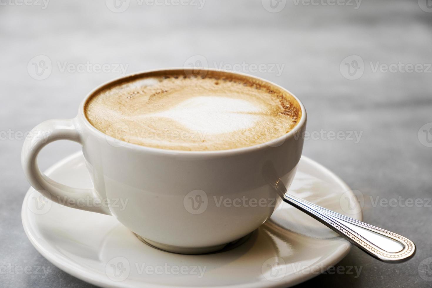 aromatische latte koffie op de marmeren tafel foto