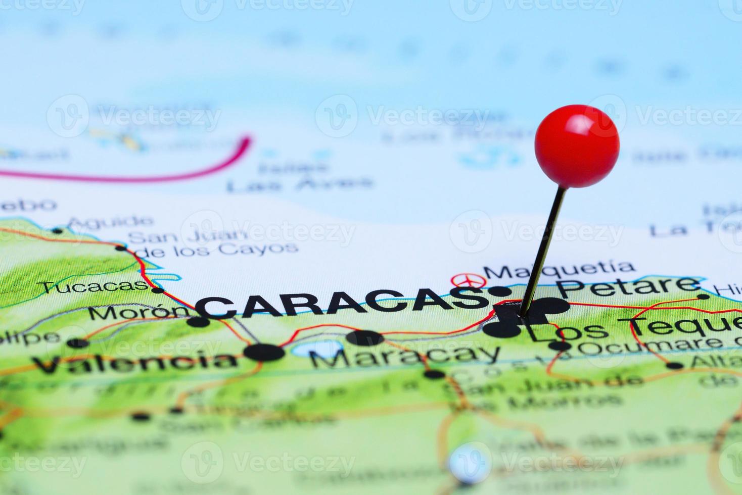 caracas vastgemaakt op een kaart van Amerika foto