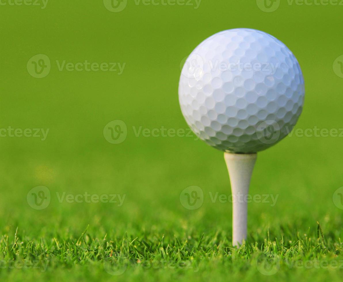 golfbal op groen gras foto