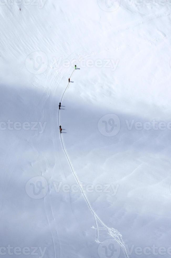 skiërs op de gletsjer in de Alpen foto