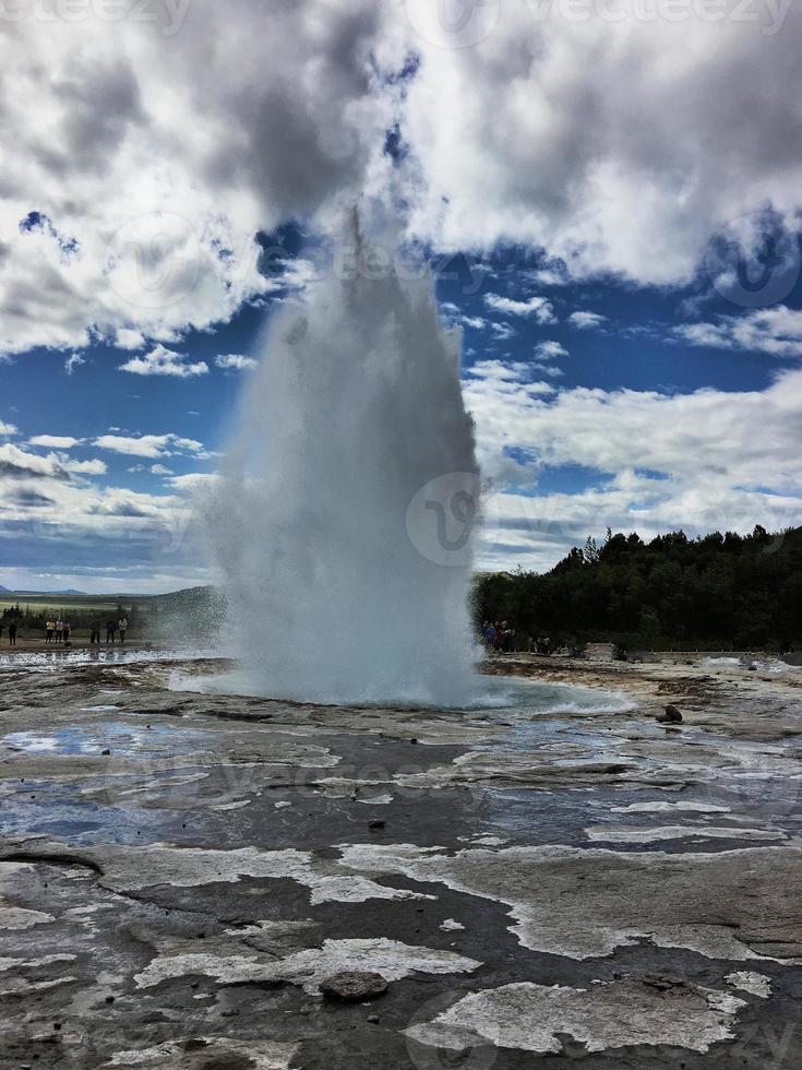 uitzicht op een geiser in ijsland foto