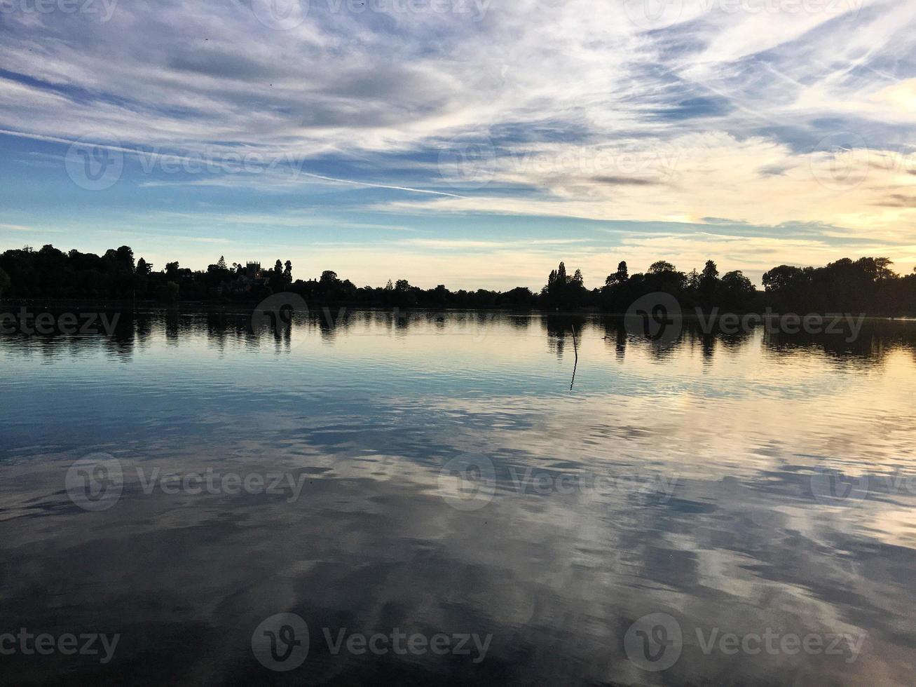 uitzicht op het meer van ellesmere foto