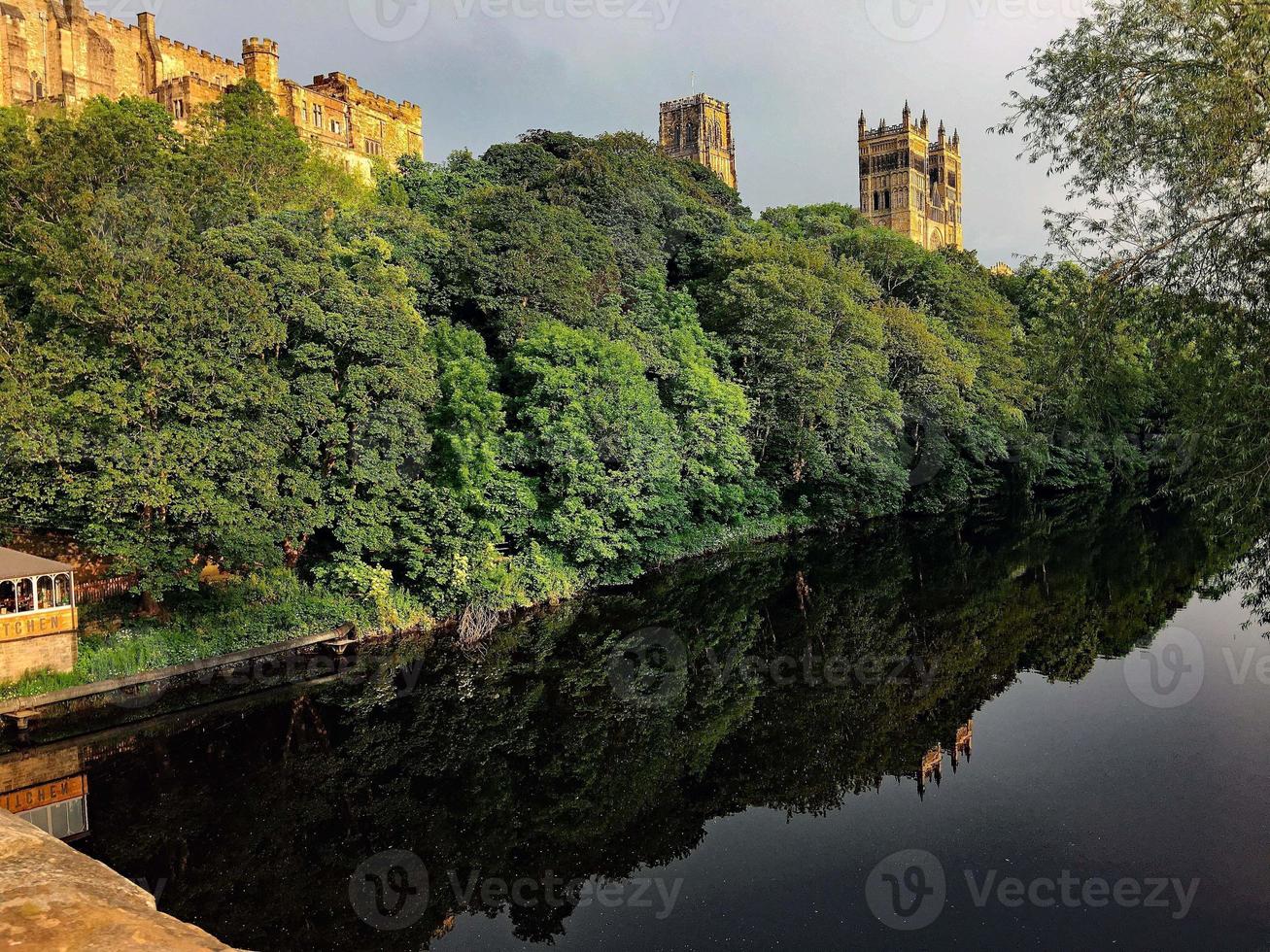 een uitzicht op de kathedraal van Durham aan de overkant van de rivier wear foto