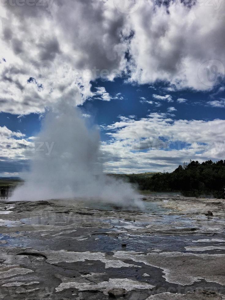 uitzicht op een geiser in ijsland foto