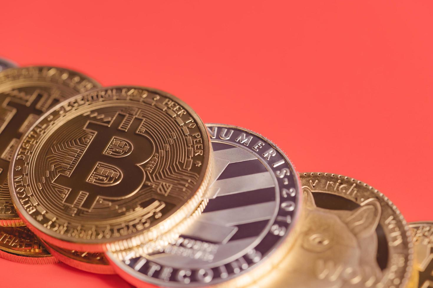 bitcoin btc en dogecoin doge groep opgenomen met cryptocurrency munt, ethereum eth, bitcoin cash bch, litecoin ltc symbool virtuele blockchain technologie toekomst is geld op rode achtergrond foto