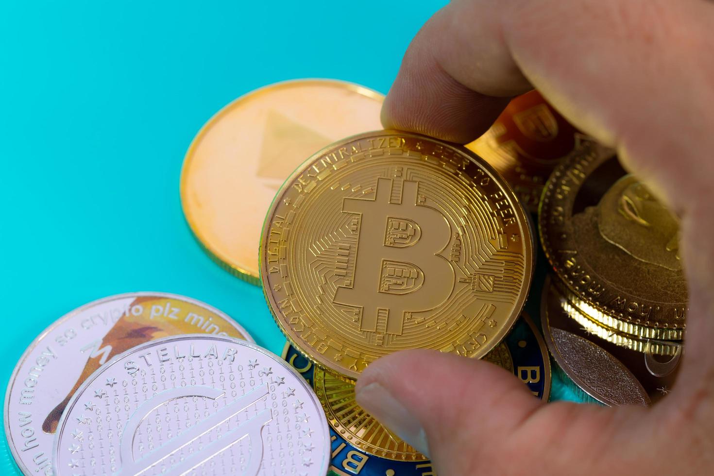 hand of vingers plukken bitcoin btc groep opgenomen met crypto valuta dogecoin doge, binance munt bnb, ethereum eth symbool virtuele blockchain technologie toekomst is digitaal geld close-up en macro. foto