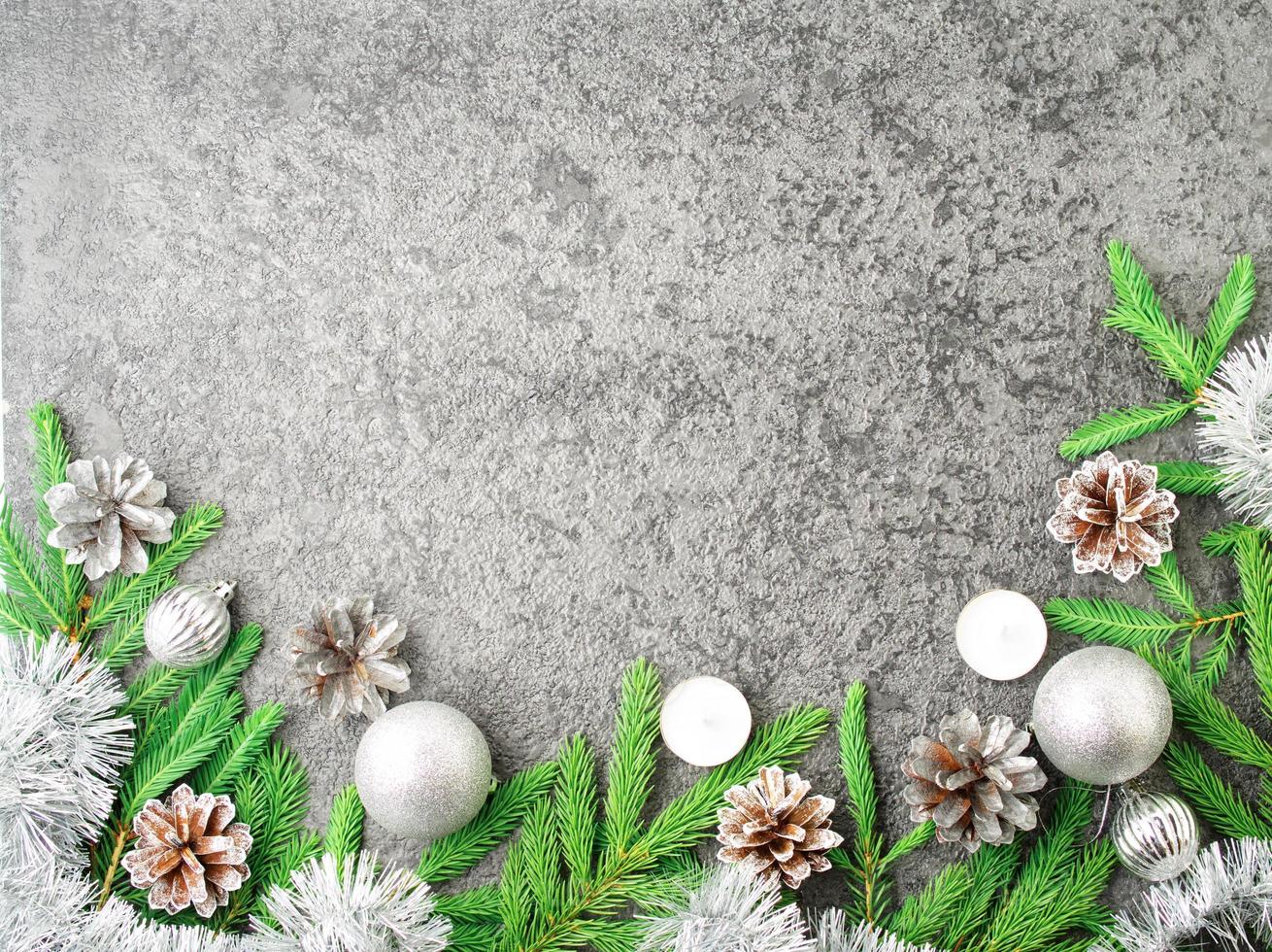 kerstmis en gelukkig nieuwjaar grijze stenen achtergrond. bovenaanzicht, kopieer ruimte, militaire stijl. foto