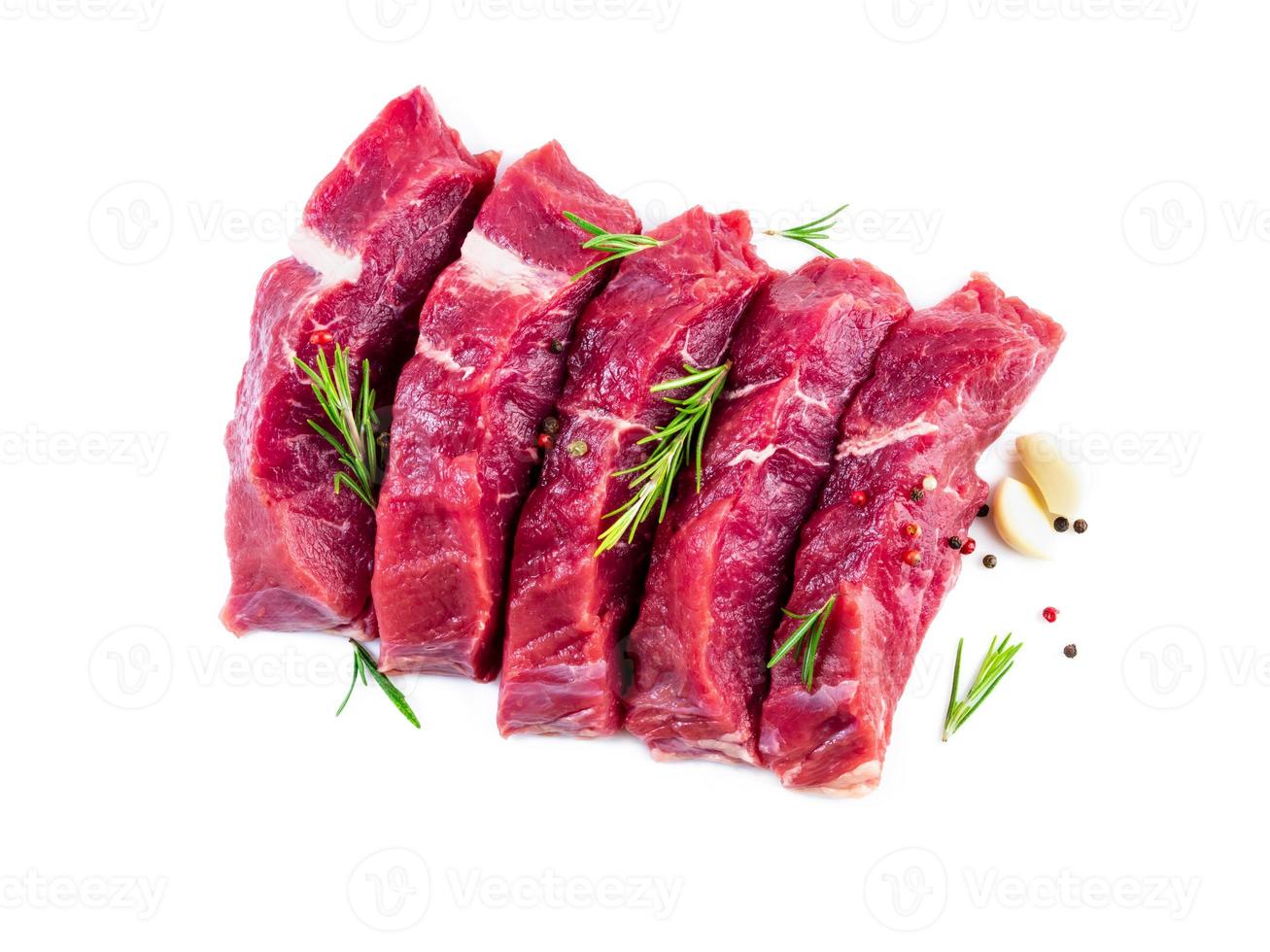 rauw vlees, biefstuk met kruiden op witte achtergrond, bovenaanzicht foto