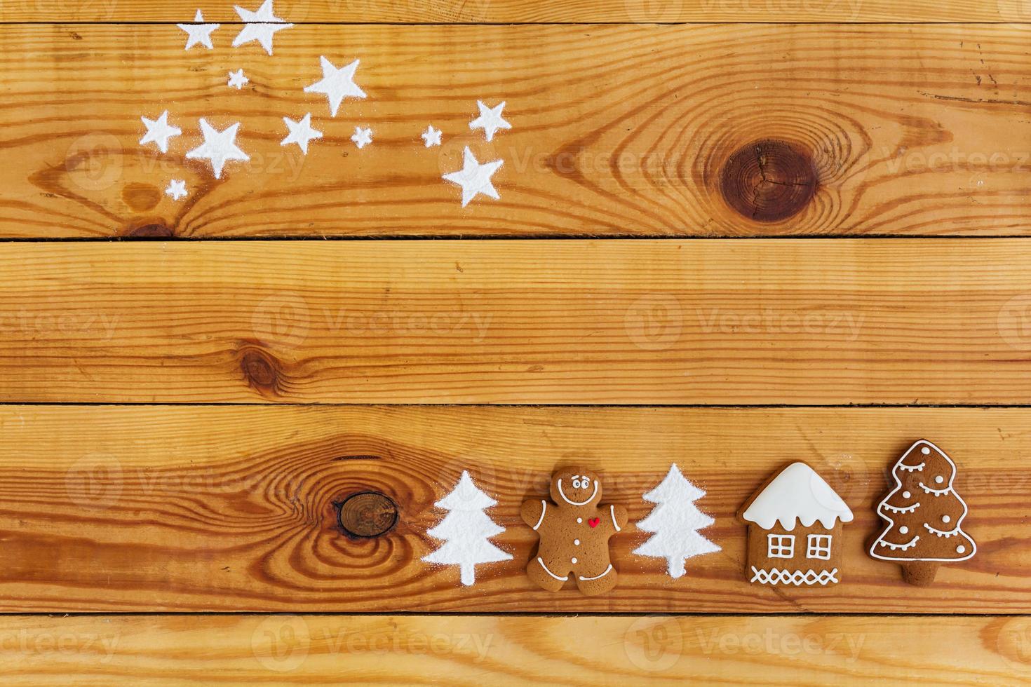 peperkoek kerstkoekjes op houten achtergrond foto