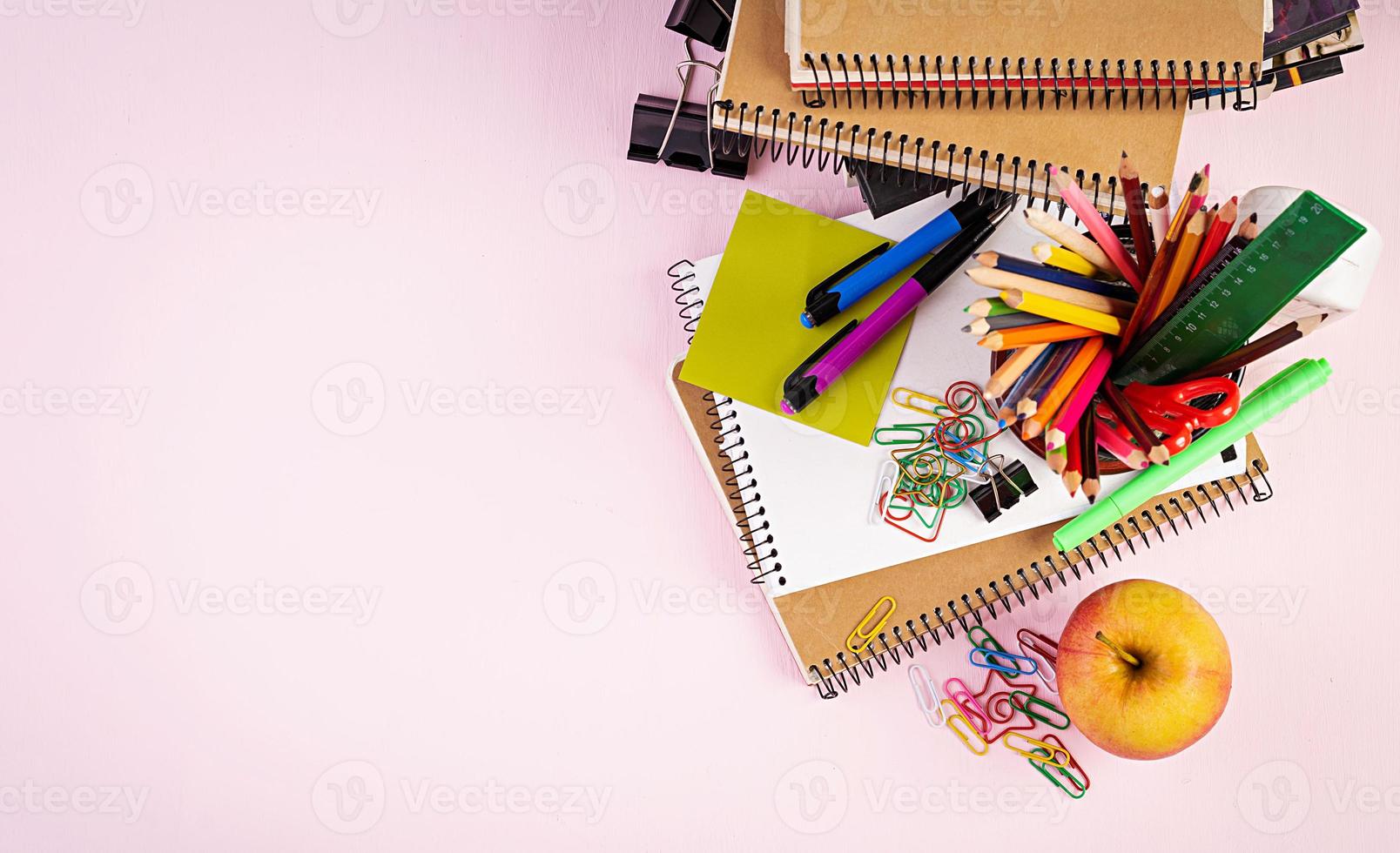 set van kleurrijke schoolbenodigdheden, boeken en notebooks. accessoires voor kantoorbenodigdheden. bovenaanzicht. foto