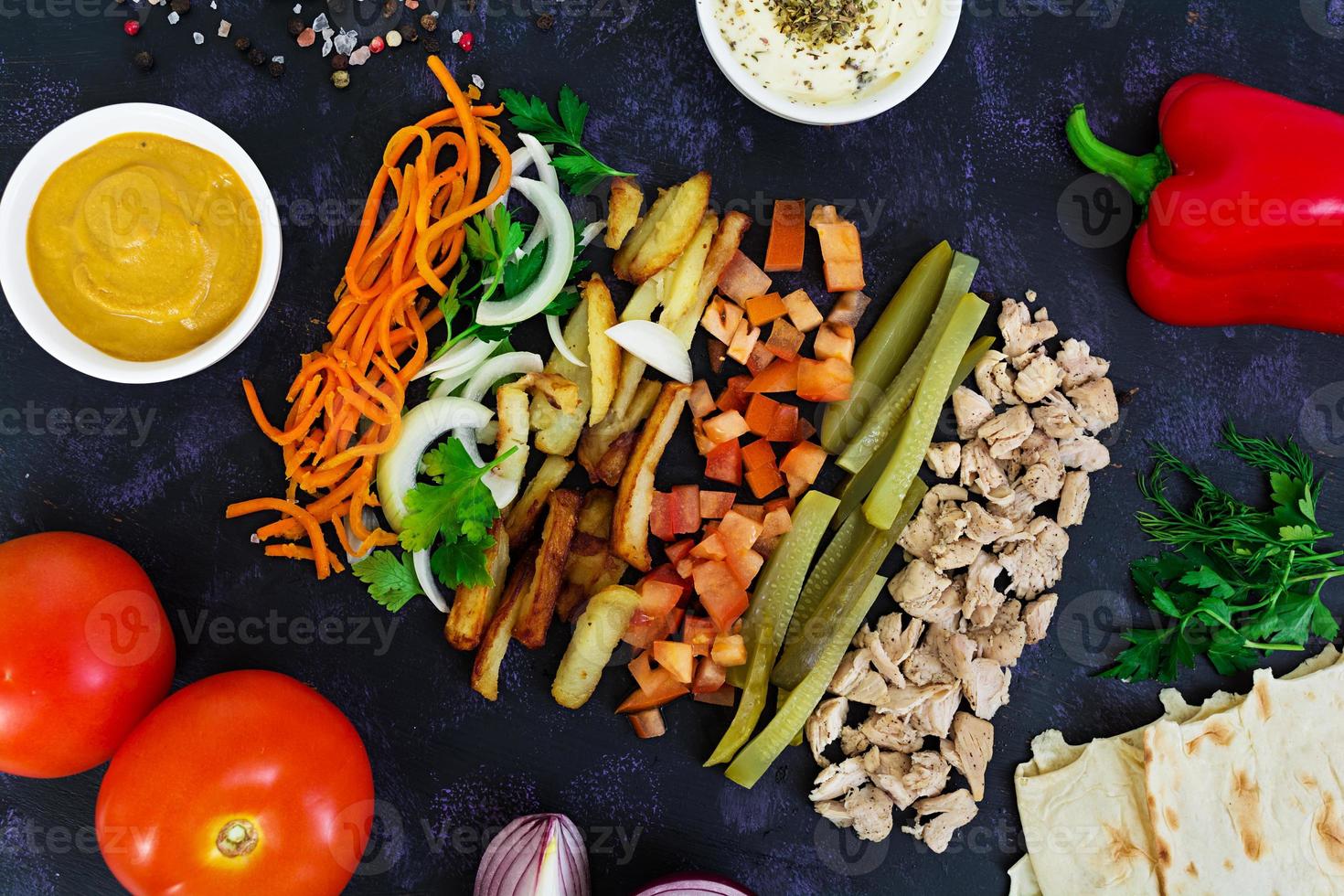 ingrediënten voor shoarma sandwich op donkere achtergrond. bovenaanzicht foto