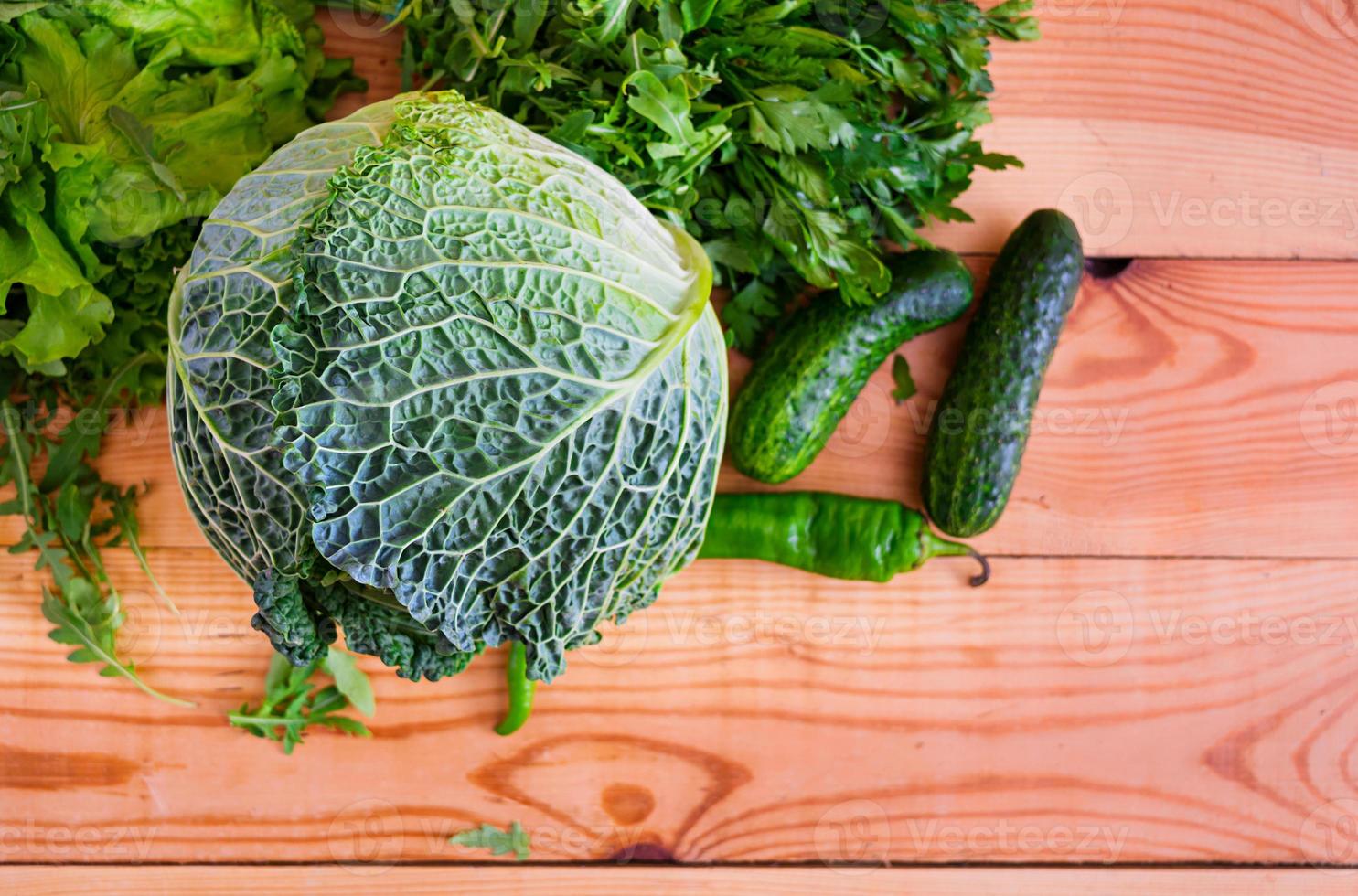 Savooikool Met Peper En Groenen Op Houten Achtergrond foto