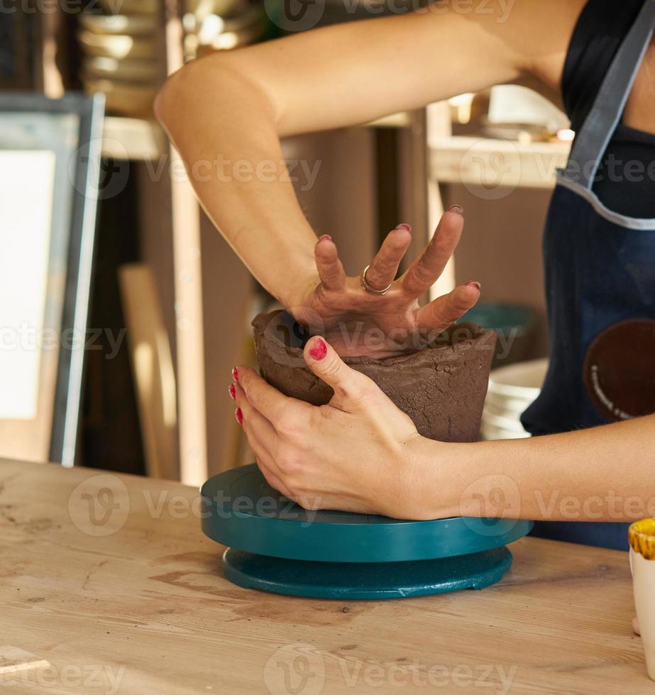 vrouw die keramisch aardewerk maakt, handen close-up, focus op pottenbakkers, palmen met aardewerk foto