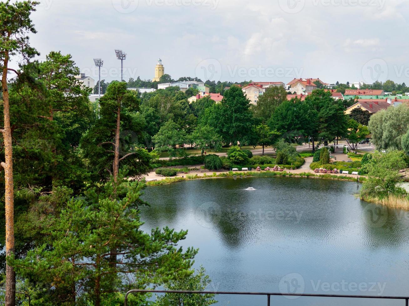 kotka uitzicht op de stad vanaf het park sapokka, finland foto