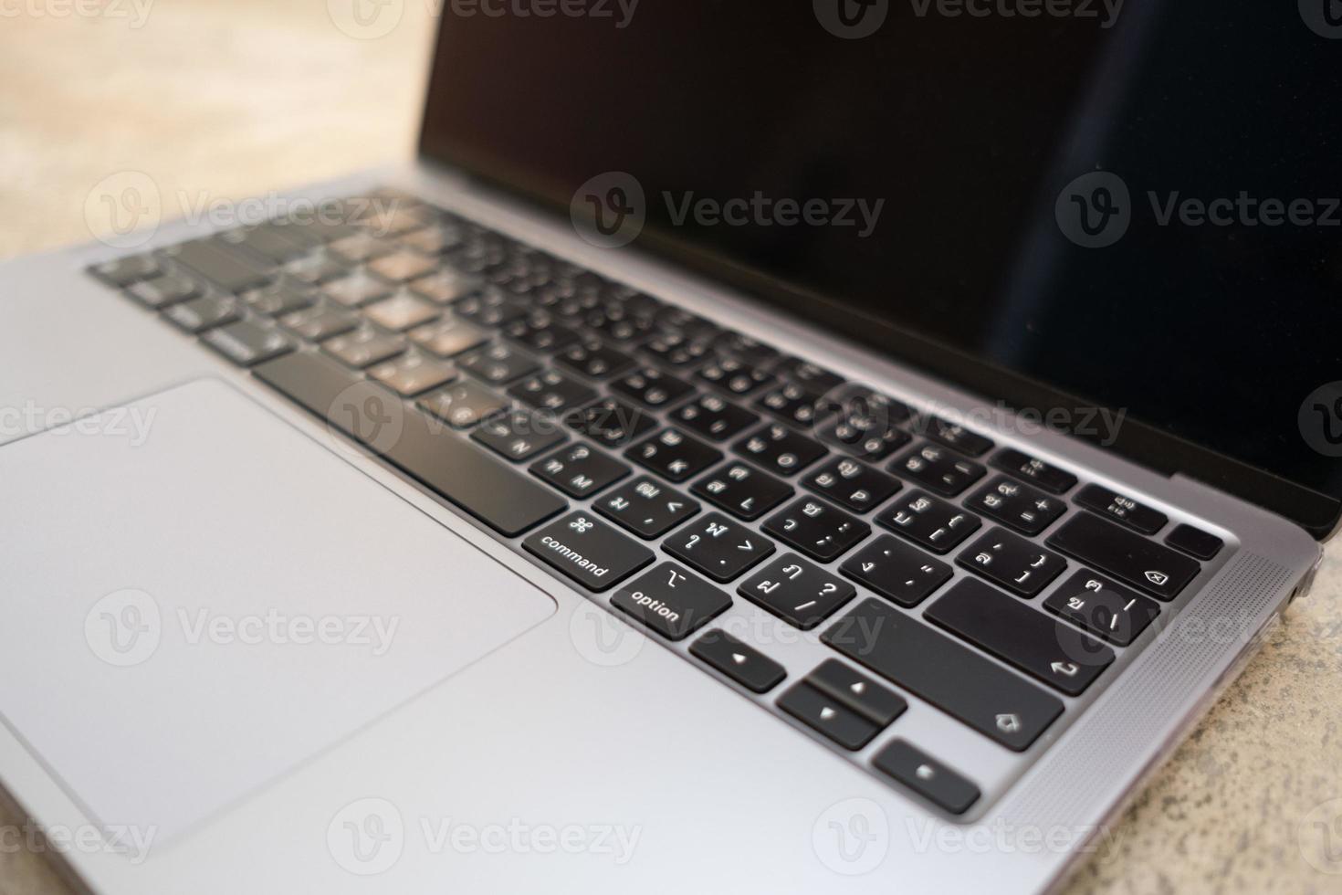 afbeelding van laptop toetsenbord engels en thai alfabet met selectieve focus achtergrond. foto