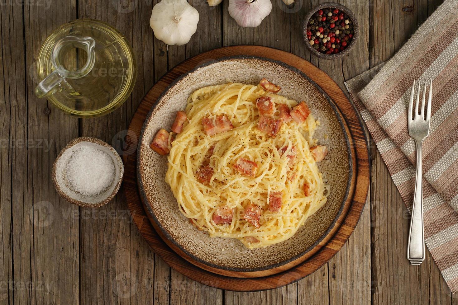 carbonara-pasta. spaghetti met spek, ei, Parmezaanse kaas. traditionele italiaanse keuken. bovenaanzicht foto