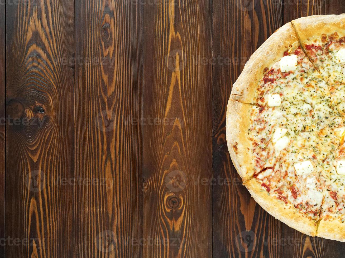 deel van vier kaas pizza met dor-blue, parmezaan, feta, oregano, mozzarella, tomatensaus, foto