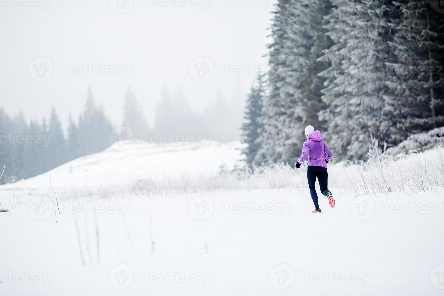 running woman, winter jogging inspiratie en motivatie foto