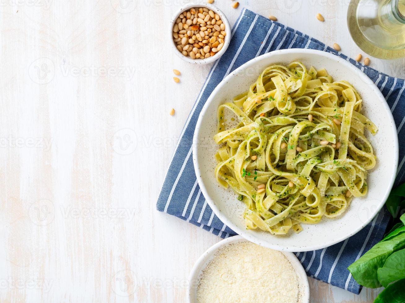 tagliatelle pasta met pestosaus van basilicum, knoflook, pijnboompitten, olijfolie foto
