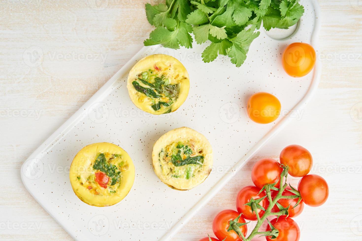 eiermuffins, paleo, keto-dieet. omelet met spinazie, groenten, tomaten foto