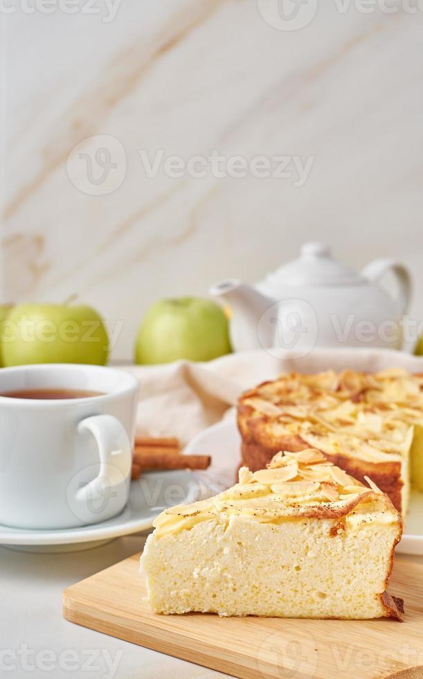 cheesecake, appeltaart, wrongeldessert met polenta, appels, amandelvlokken foto