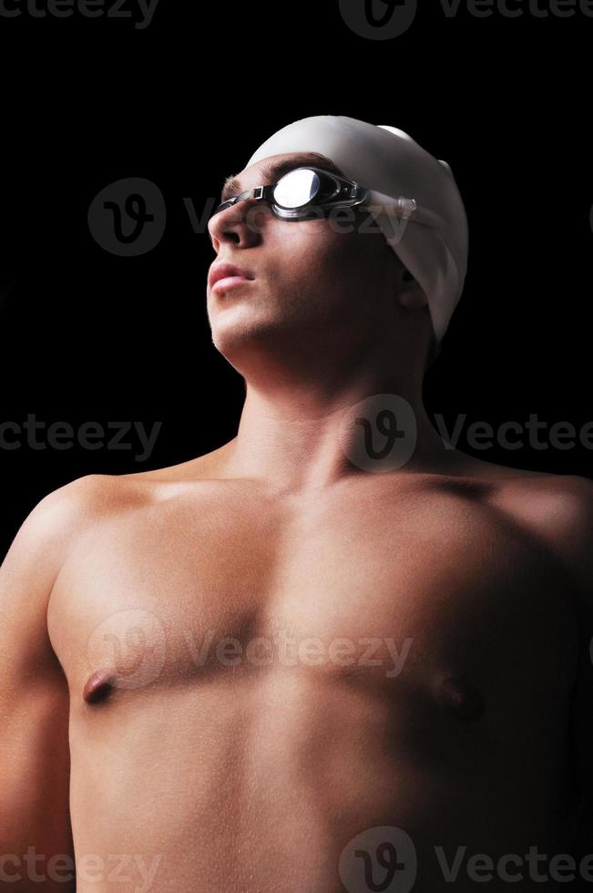 portret van gespierde mannelijke zwemmer foto