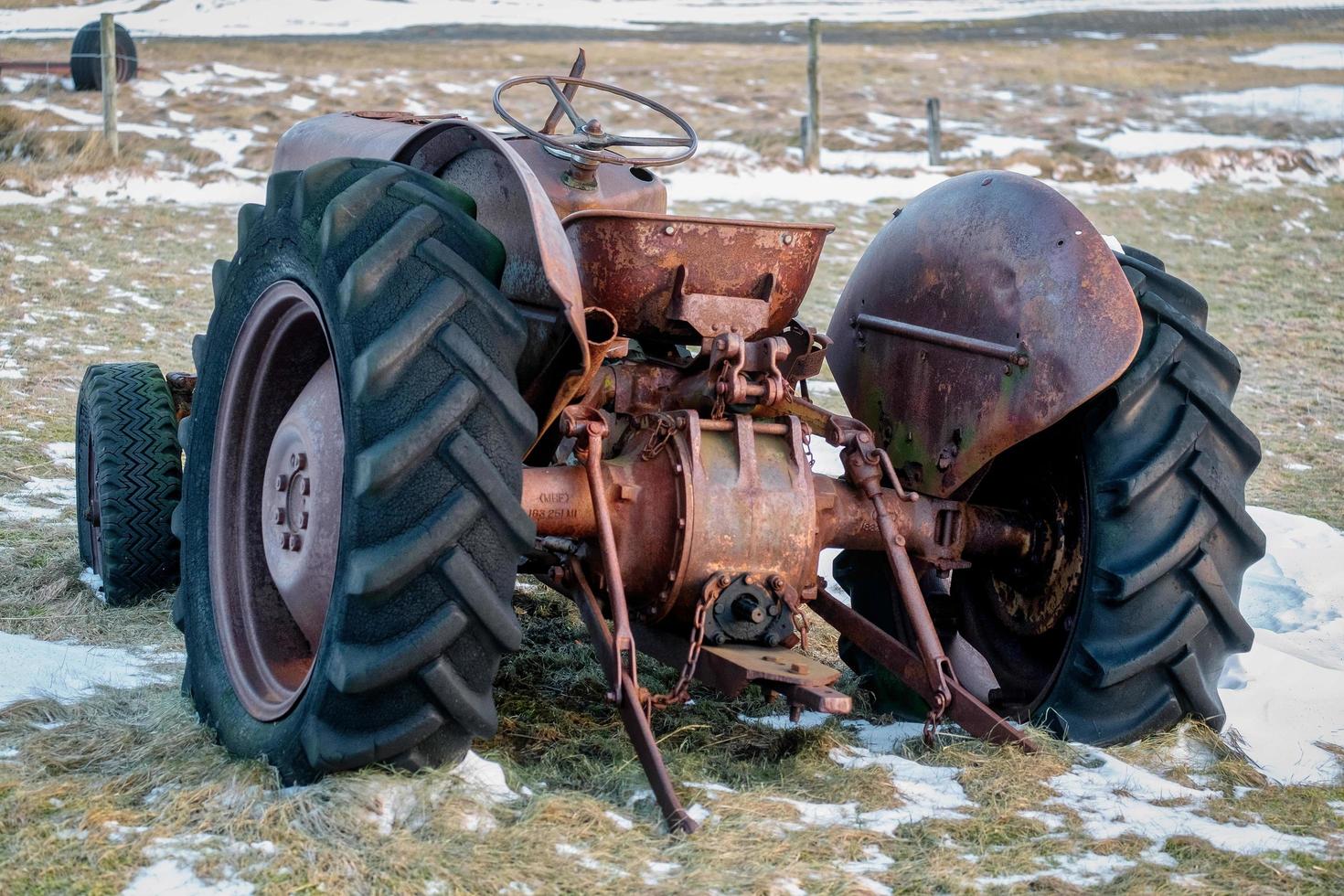 ijsland, 2016. roestige tractor verlaten foto