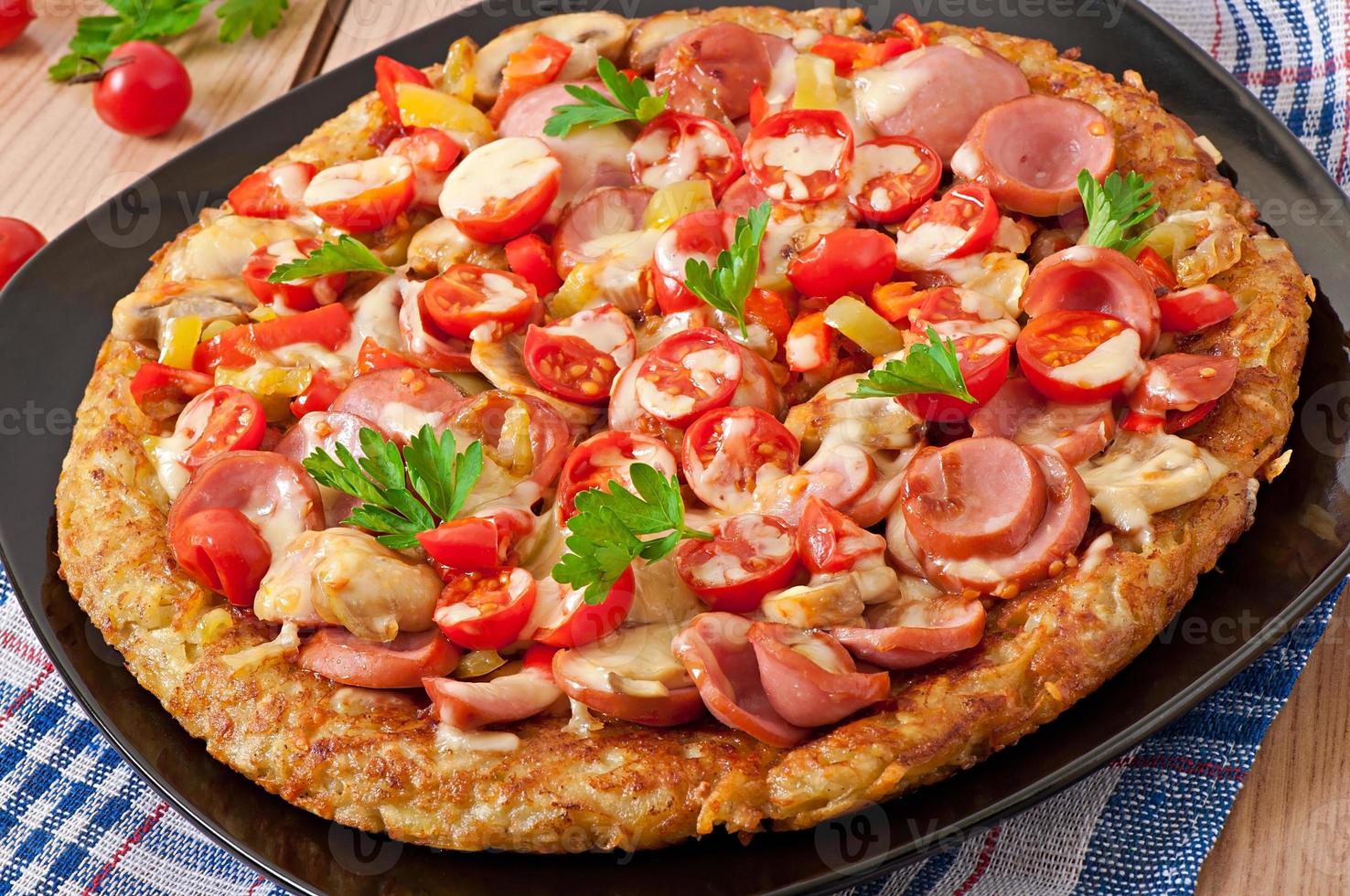 aardappelgratin - pizza met worst, champignons en tomaten foto