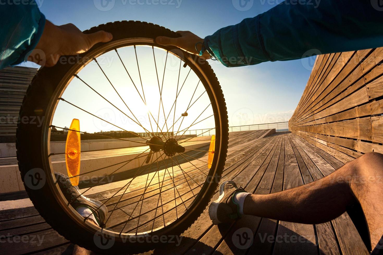 mountainbike wiel in de hand foto