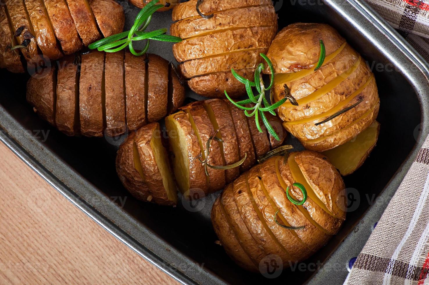 gebakken aardappelen met rozemarijn en knoflook foto