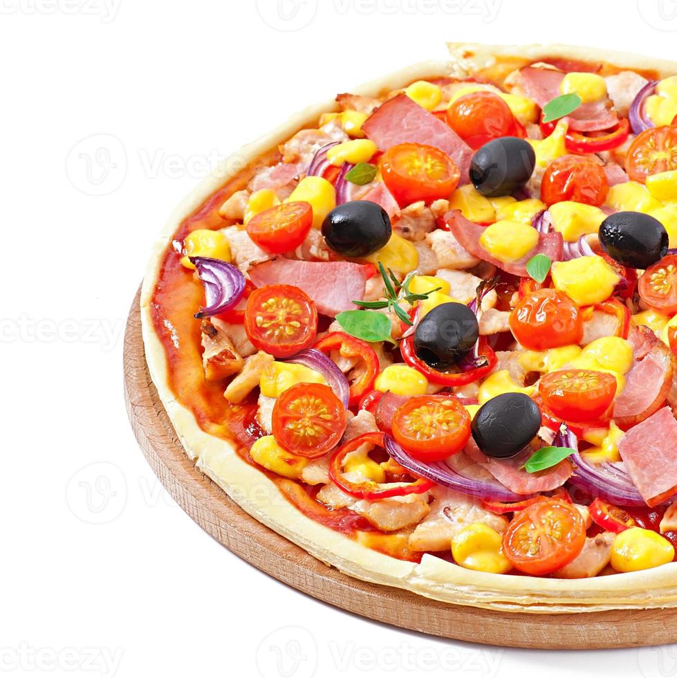 pizza met groenten, kip, ham en olijven op wit wordt geïsoleerd foto