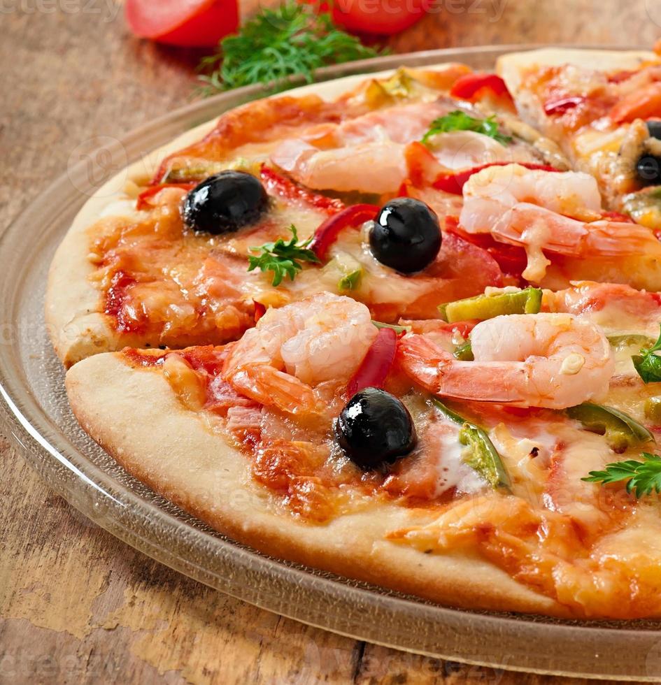pizza met garnalen, zalm en olijven foto