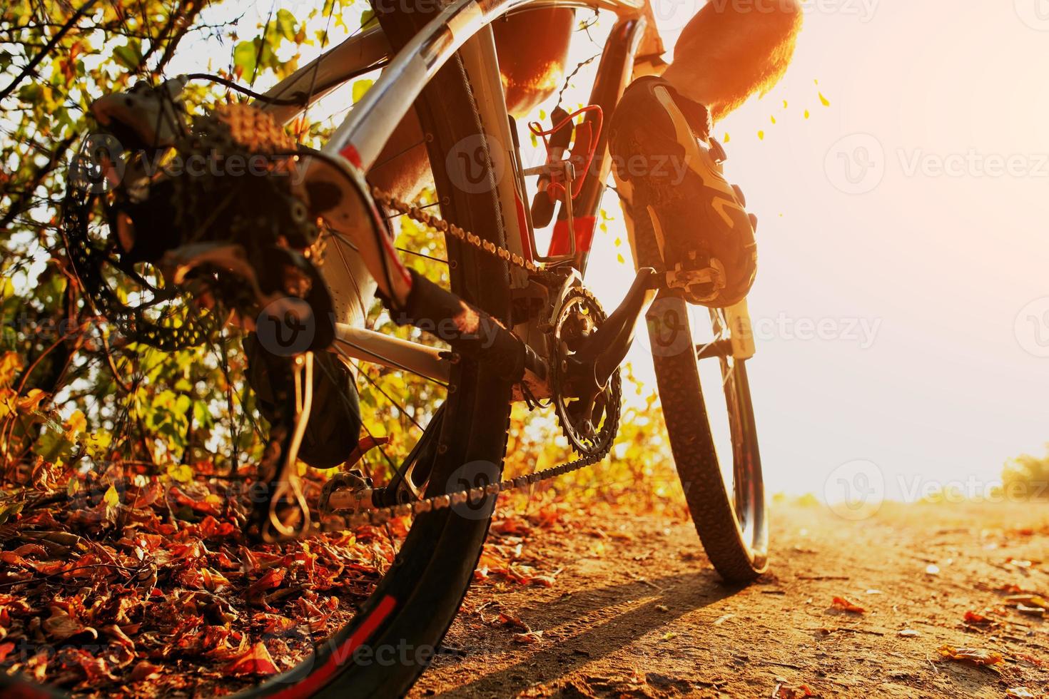 detail van fietser man voeten mountainbike rijden op buiten foto