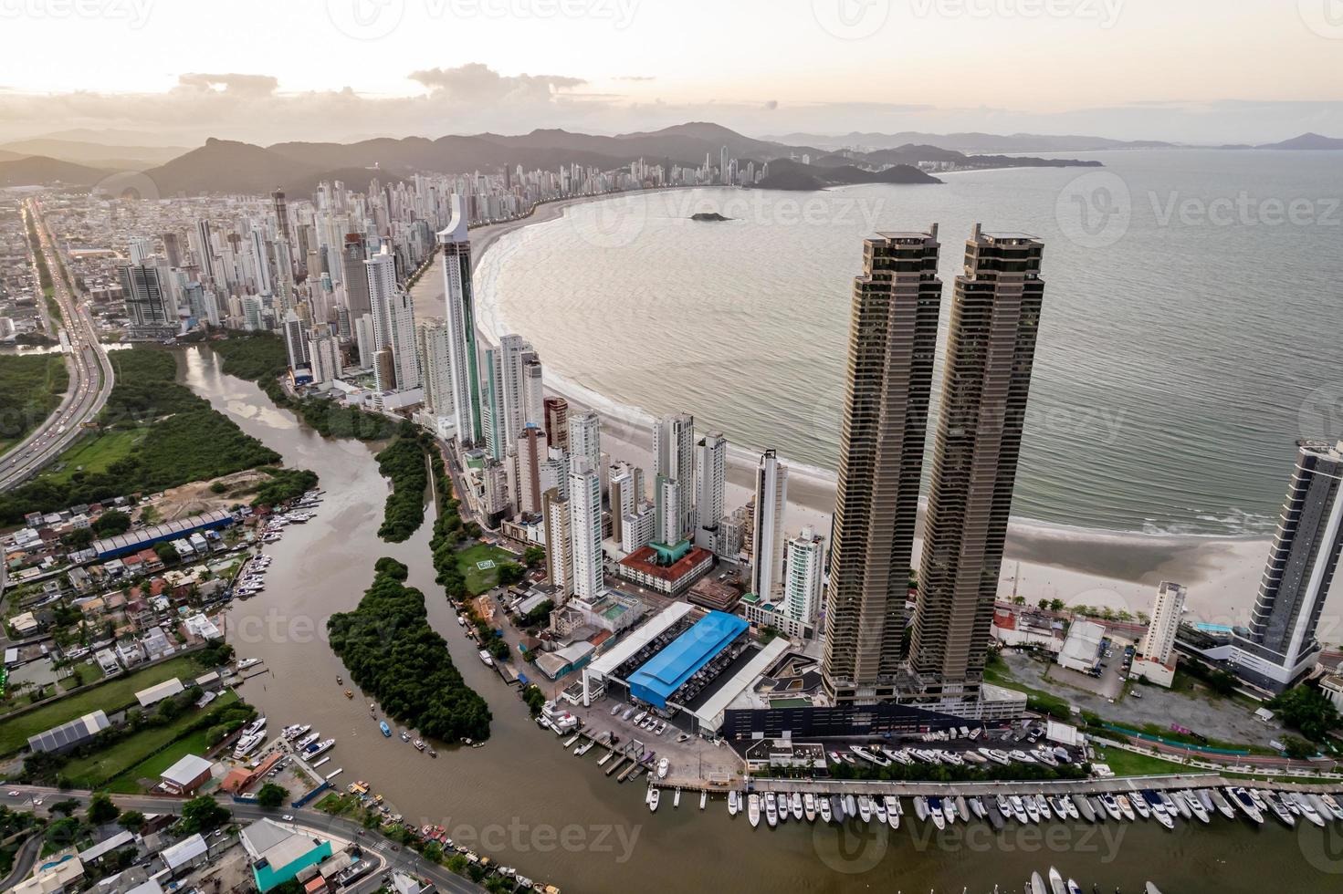 antenne van balneario camboriu, santa catarina, brazilië bij zonsondergang. foto