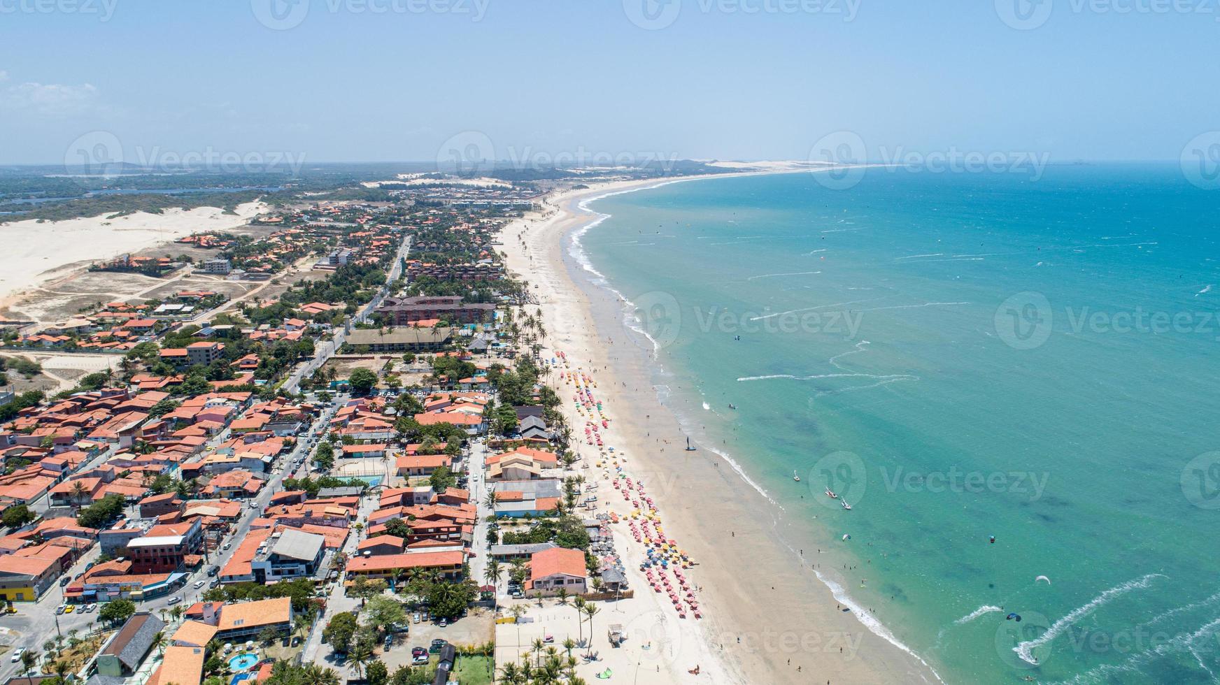 cumbuco strand, beroemde plaats in de buurt van fortaleza, ceara, brazilië. luchtfoto. cumbuco strand vol kitesurfers. meest populaire plaatsen voor kitesurfen in Brazilië, de wind is het hele jaar door goed. foto