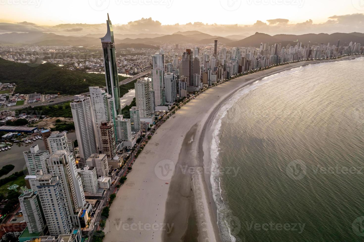 antenne van balneario camboriu, santa catarina, brazilië bij zonsondergang. foto