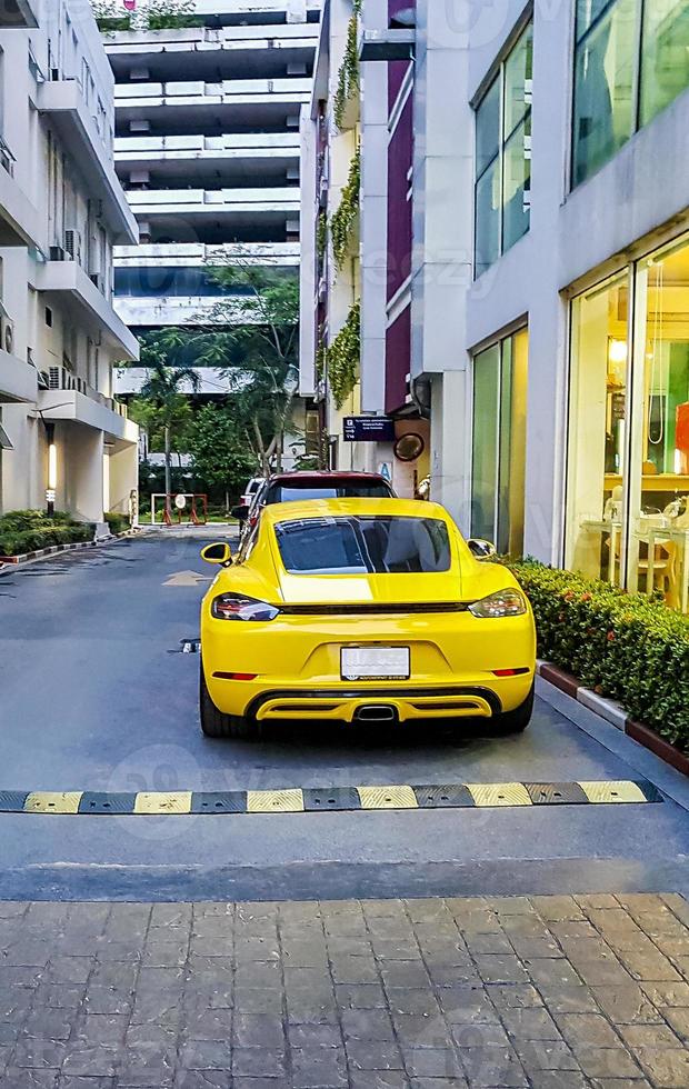 gele sportwagen geparkeerd in bangkok thailand. foto
