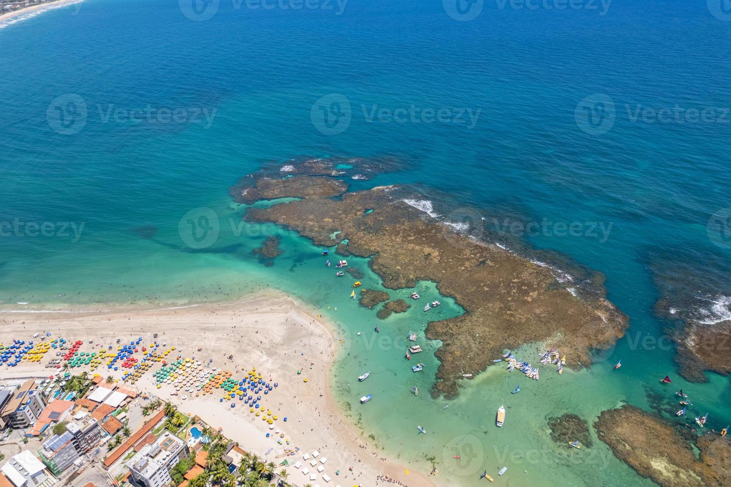 luchtfoto van de stranden van porto de galinhas, pernambuco, brazilië. natuurlijke zwembaden. fantastische vakantie reizen. geweldige strandscène. foto