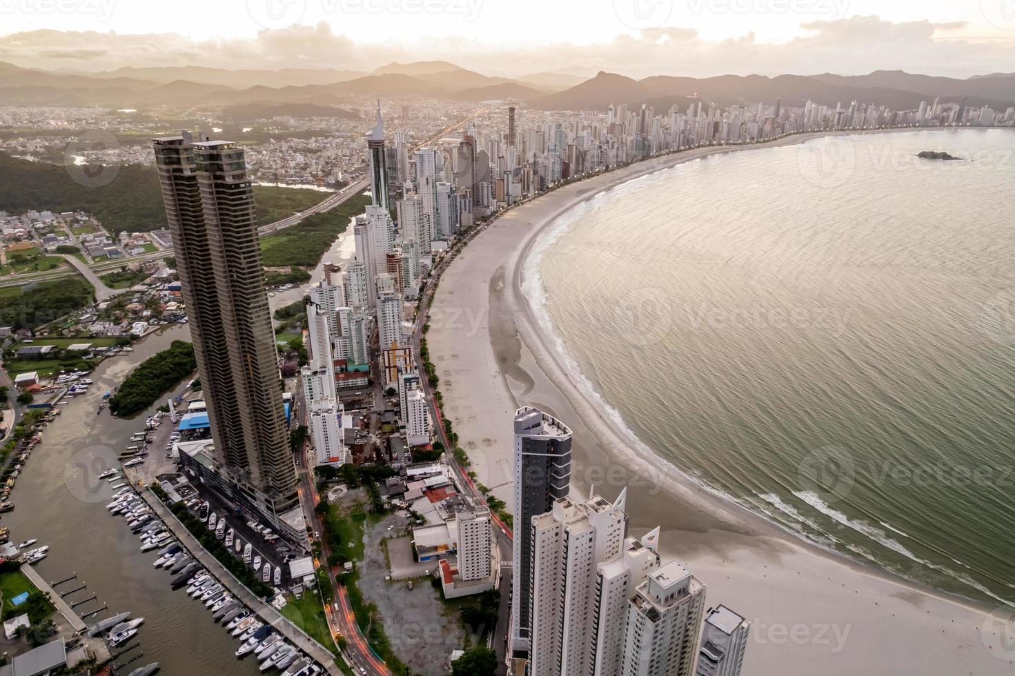 antenne van balneario camboriu, santa catarina, brazilië bij zonsondergang. foto