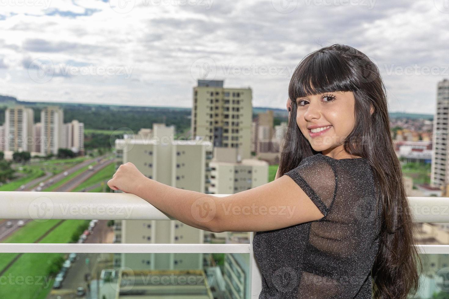 jonge vrouw op het balkon van het gebouw foto